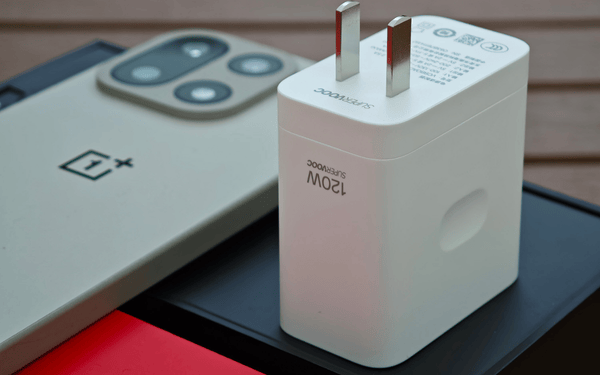 OnePlus 15 sạc nhanh gấp đôi iPhone 17 Pro Max: Vượt trội hay rủi ro tuổi thọ pin?