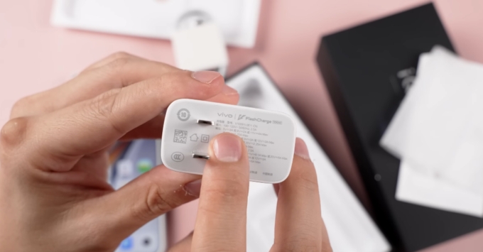 Pin iQOO 15 và Redmi K90 Pro Max cho thời lượng sử dụng bao lâu?