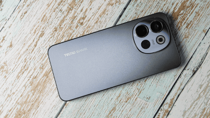 Tecno Spark 30 5G với thiết kế gọn nhẹ và màn hình lỗ đục hiện đại