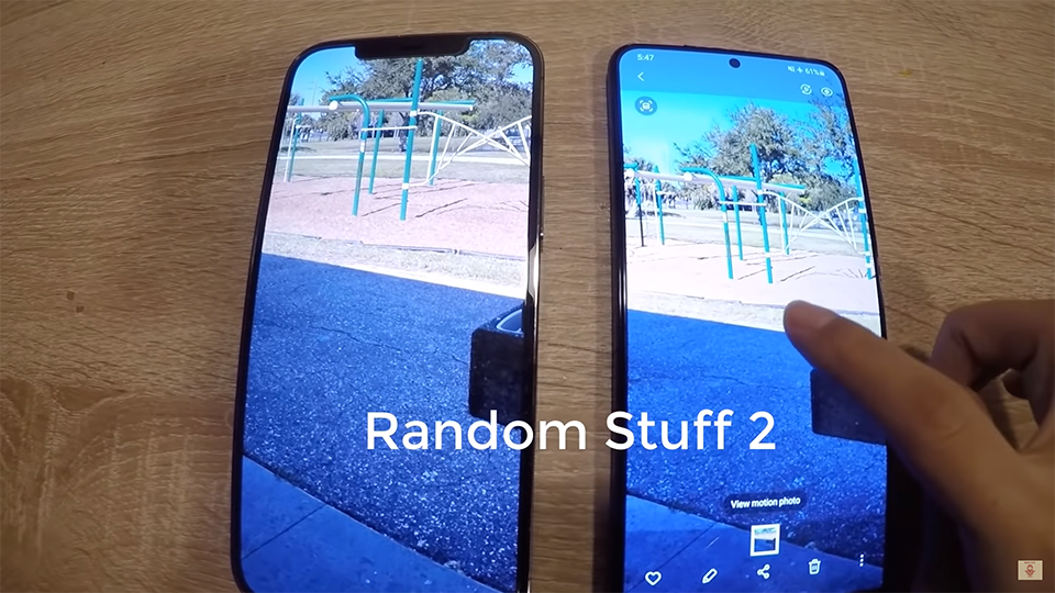 Galaxy S21 Plus xuất hiện trong video rò rỉ mới nhất đọ dáng cùng iPhone 12 Pro Max