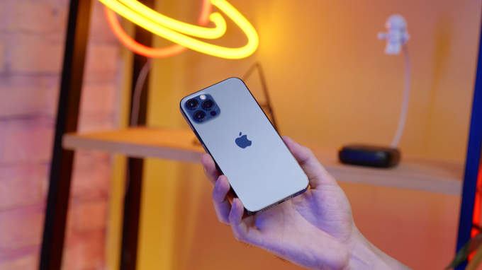 Thiết kế iPhone 12 Pro 512GB cũ không có nhiều thay đổi so với iPhone 11 Pro