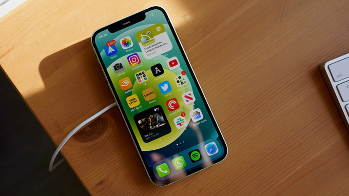 so sánh thời lượng pin Galaxy S21 và iPhone 12