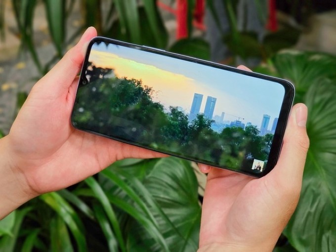 Thời lượng pin ấn tượng, sạc nhanh 22.5W vẫn đủ