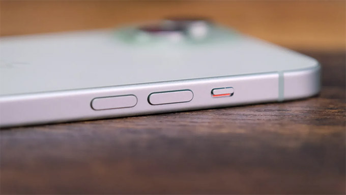 cạnh iPhone 15 Plus được bo cong hơn