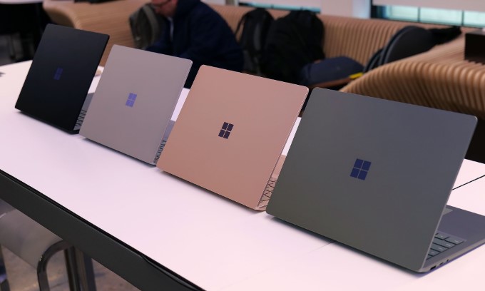 Màn hình của Microsoft Surface Laptop 5 với Apple MacBook Air 2022