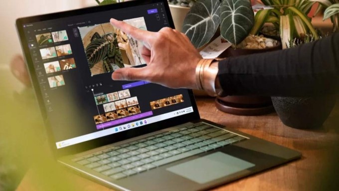 Giá của Microsoft Surface Laptop 5 với Apple MacBook Air 2022