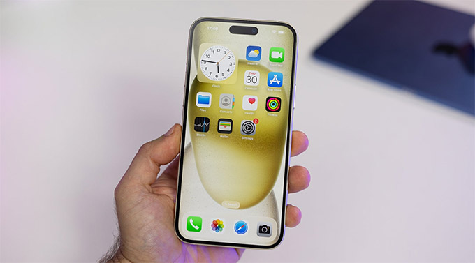 màn hình 15 Plus vẫn có được mức độ màu đen sâu và độ tương phản tốt