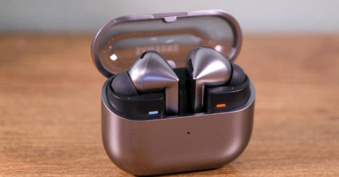 Nên mua AirPods 4 (USB-C) hay Galaxy Buds 3 Pro