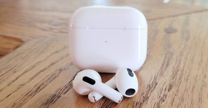 Nên mua AirPods 4 (USB-C) hay Galaxy Buds 3 Pro thiết kế