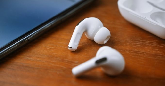 Nên mua AirPods 4 (USB-C) hay Galaxy Buds 3 Pro tư vấn