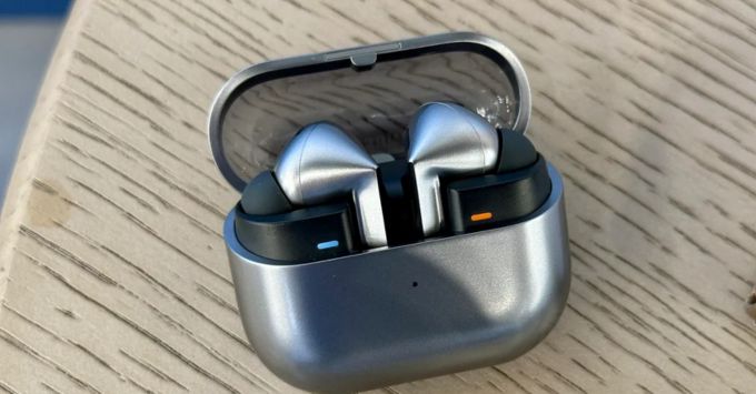 Nên mua AirPods 4 (USB-C) hay Galaxy Buds 3 Pro tính năng khử ồn