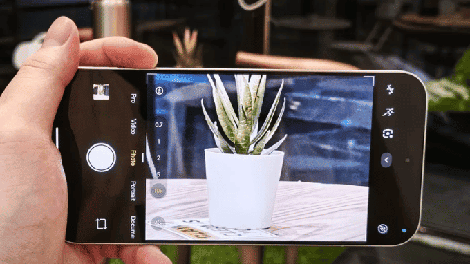 Camera F8 Ultra với periscope zoom 5x và cảm biến Light Fusion 950