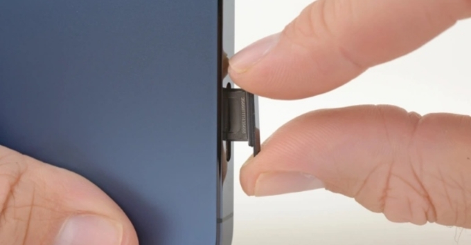 Cách khắc phục lỗi iPhone không khả dụng hiệu quả nhất Cách 3: Tháo và lắp lại SIM