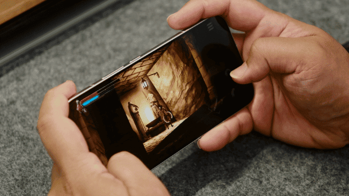 Màn hình F8 Ultra 6,9 inch HyperRGB AMOLED