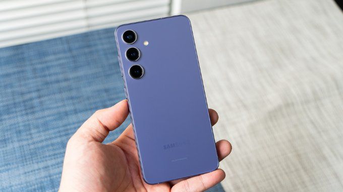 OPPO Find X9 cũ và Samsung Galaxy S24 cũ dùng được lâu dài