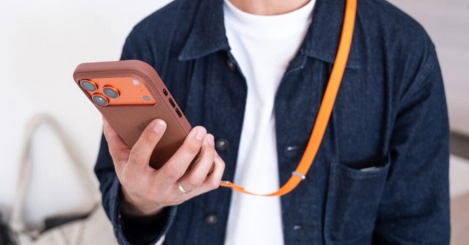 Phụ kiện nên mua cho iPhone 17 Pro Max Dây đeo chéo thời trang (Hands-free)