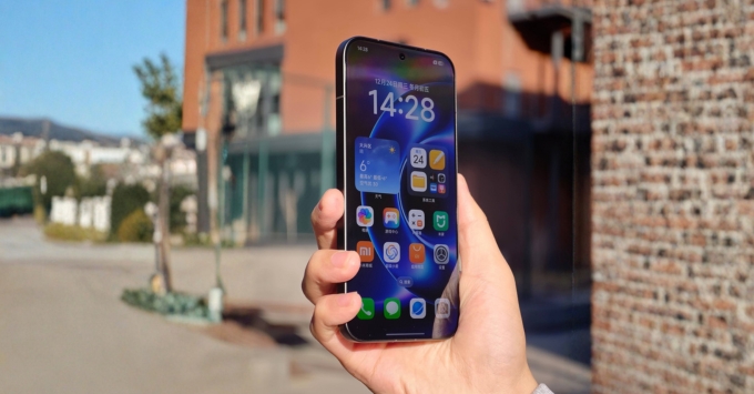 Màn hình Xiaomi 17 Ultra vs OnePlus 15 sử dụng có mượt mà không?