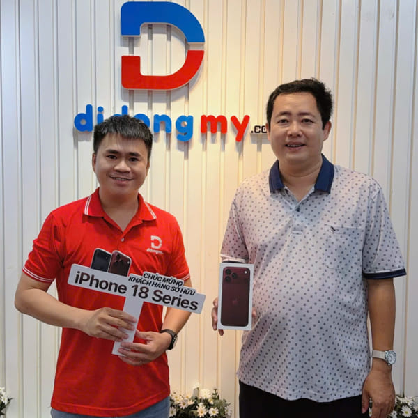 Khách mua iPhone 18 Pro Max màu đỏ tại Di Động Mỹ