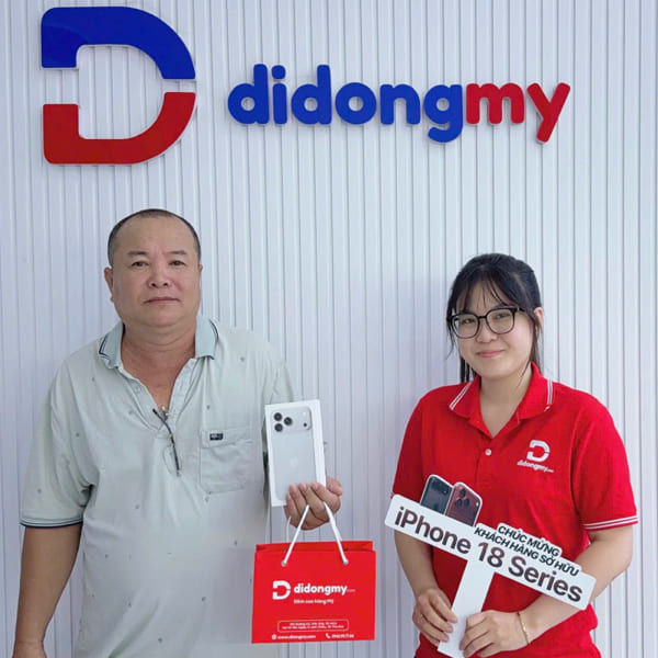 Khách mua iPhone 18 Pro Max màu bạc