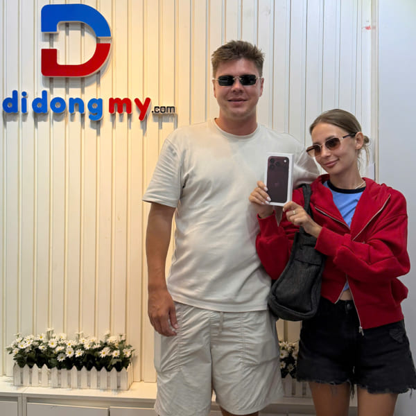 Khách nước ngoài mua iPhone 18 Pro Max